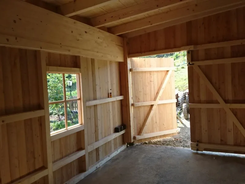 Wirtschaftsgebäude in Holzriegelbauweise mit sib. Lärchen Deckleistenschalung2